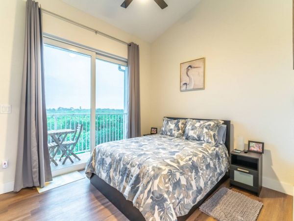 St. Petersburg Condo 1015904