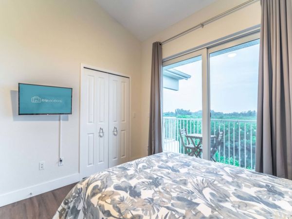 St. Petersburg Condo 1015904