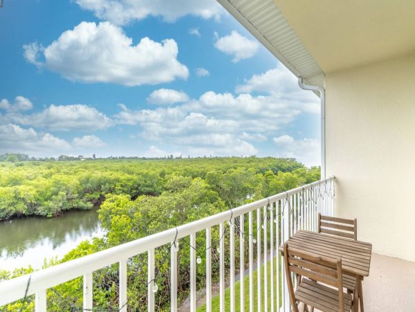 St. Petersburg Condo 1015904
