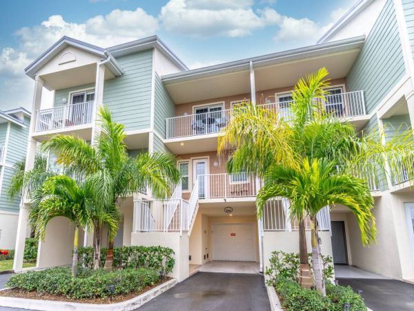 St. Petersburg Condo 1015904