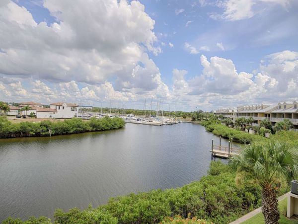 St. Petersburg Condo 1015907