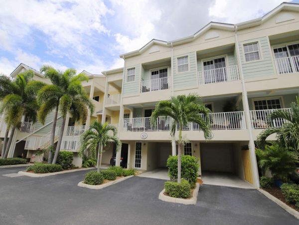 St. Petersburg Condo 1015907