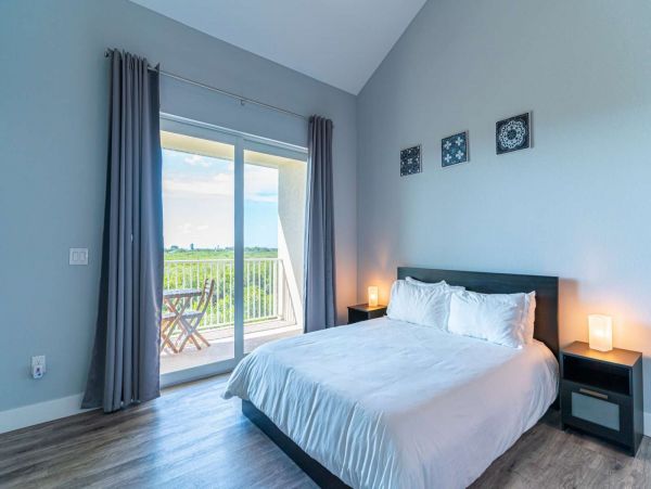 St. Petersburg Condo 1015908