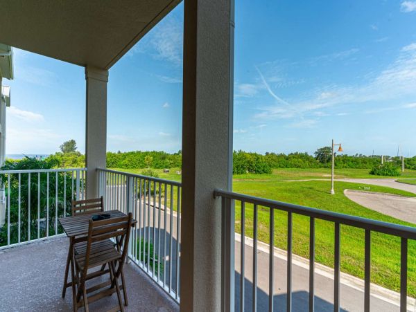 St. Petersburg Condo 1015908