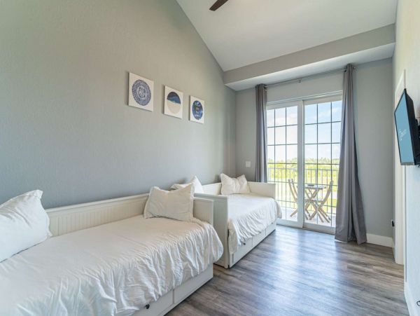 St. Petersburg Condo 1015908
