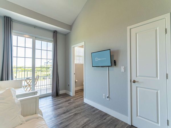 St. Petersburg Condo 1015908