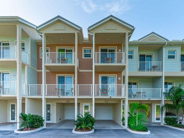 St. Petersburg Condo 1015908