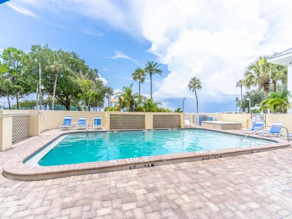 St. Petersburg Condo 1015914