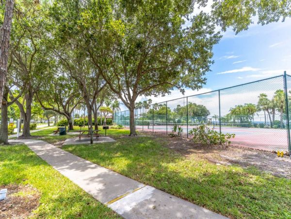 St. Petersburg Condo 1015914
