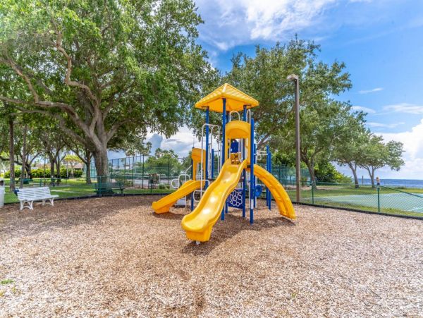 St. Petersburg Condo 1015914