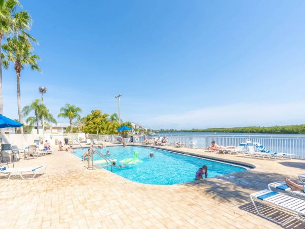 St. Petersburg Condo 1015914