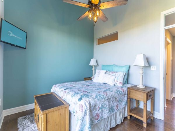 St. Petersburg Condo 1015915