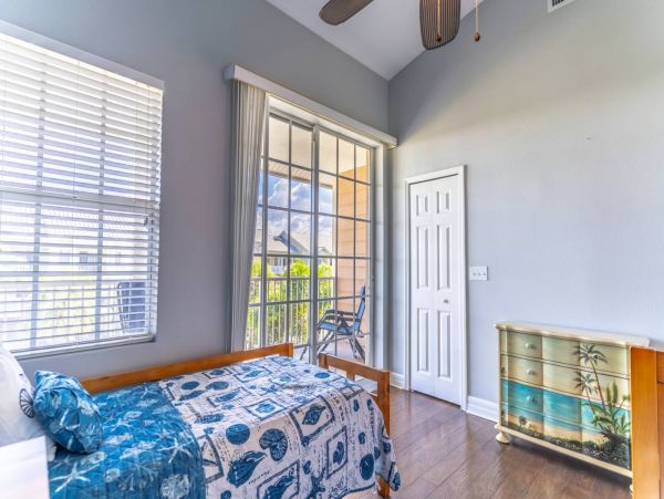 St. Petersburg Condo 1015915