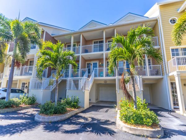 St. Petersburg Condo 1015915