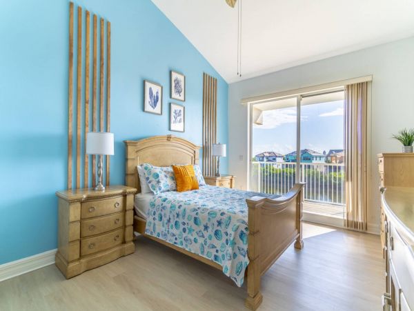 St. Petersburg Condo 1015917