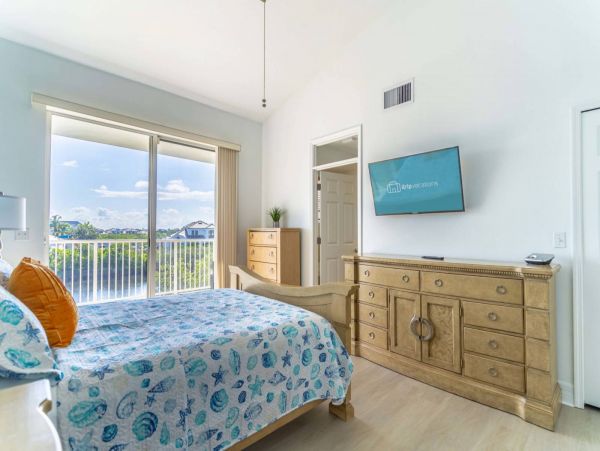 St. Petersburg Condo 1015917
