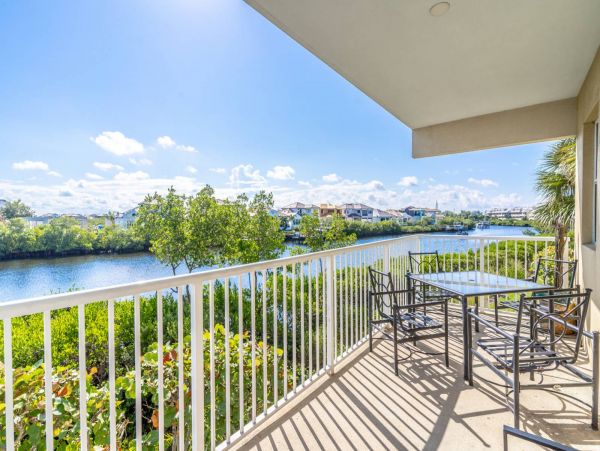 St. Petersburg Condo 1015917
