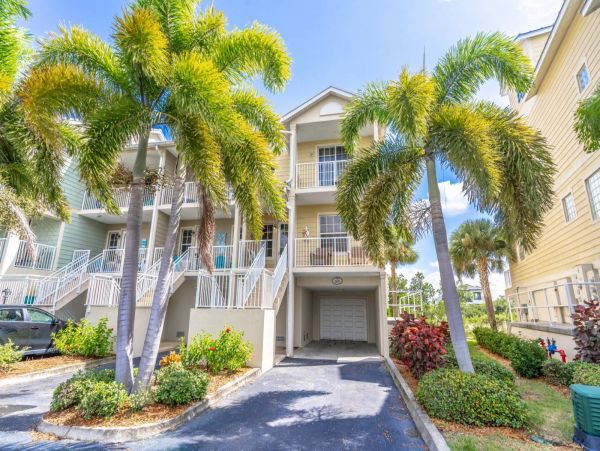 St. Petersburg Condo 1015917