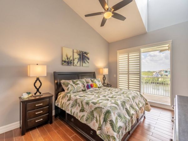 St. Petersburg Condo 1015918