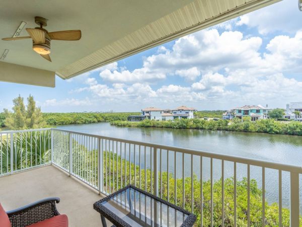 St. Petersburg Condo 1015918