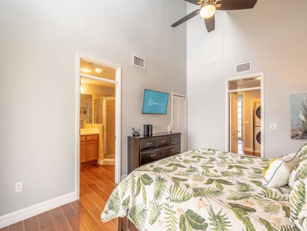 St. Petersburg Condo 1015918