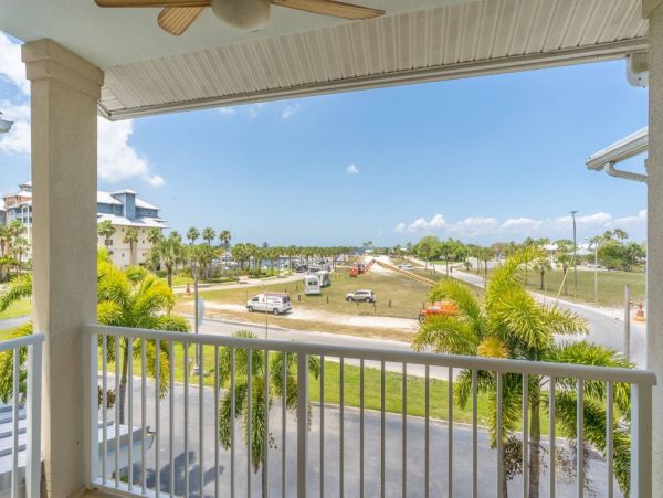 St. Petersburg Condo 1015918