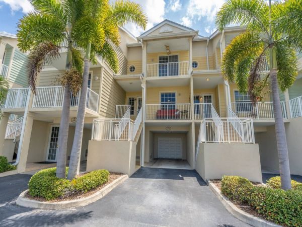 St. Petersburg Condo 1015918