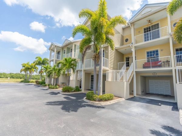 St. Petersburg Condo 1015918
