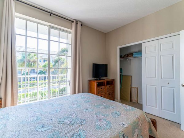 St. Petersburg Condo 1015919