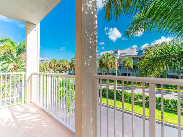 St. Petersburg Condo 1015919