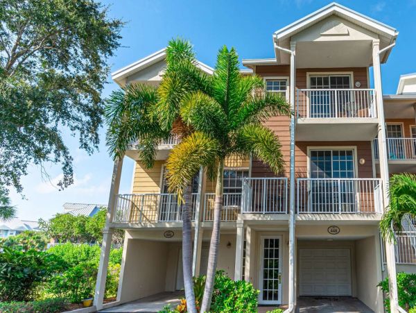 St. Petersburg Condo 1015919