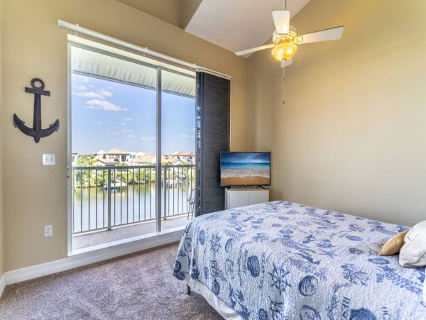 St. Petersburg Condo 1015920