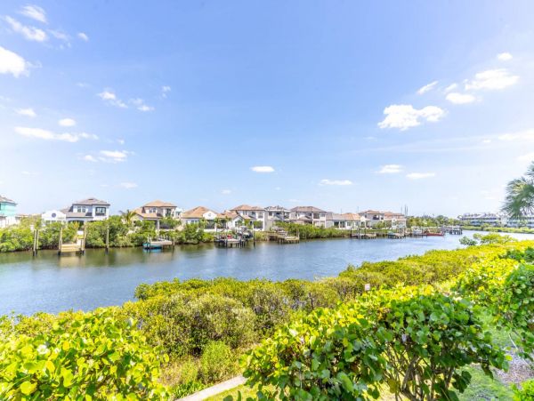 St. Petersburg Condo 1015920
