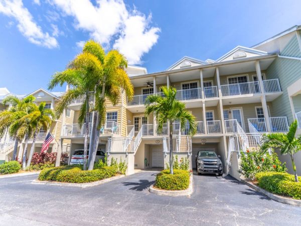 St. Petersburg Condo 1015920