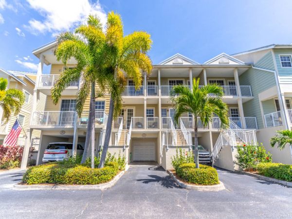 St. Petersburg Condo 1015920