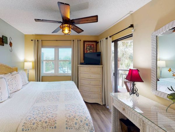 St. Petersburg Condo 1015921