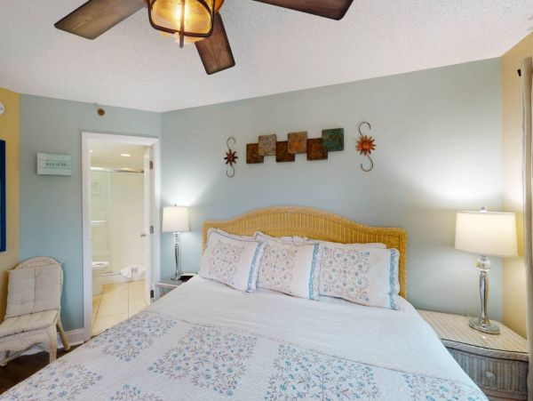 St. Petersburg Condo 1015921