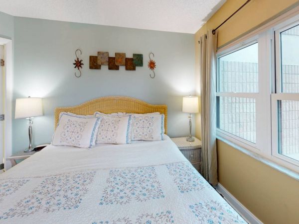 St. Petersburg Condo 1015921