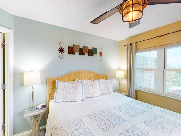 St. Petersburg Condo 1015921