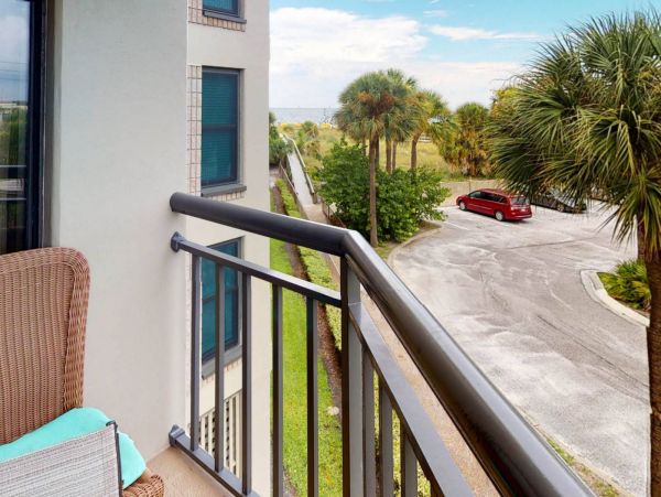 St. Petersburg Condo 1015921