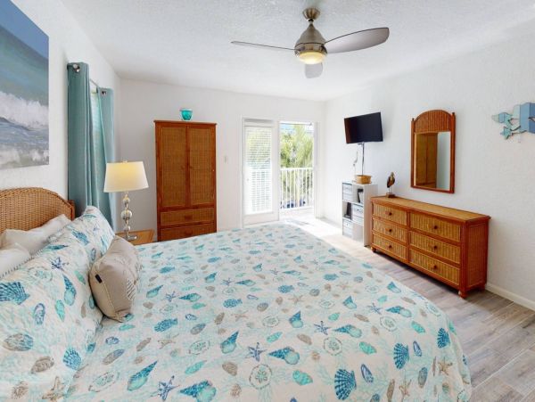 St. Petersburg Condo 1015925