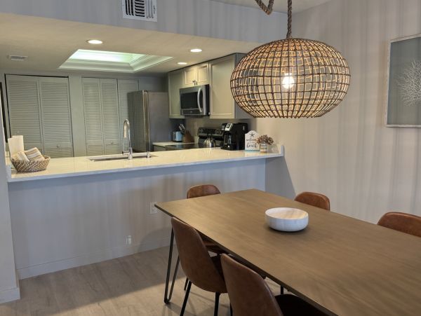 Charming Sanibel Beach Condo with Gulf Views