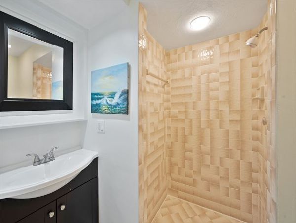 Sanibel Vacation Home Three Bedrooms Communal Pool