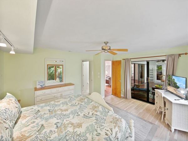 Sanibel Vacation Home Three Bedrooms Communal Pool