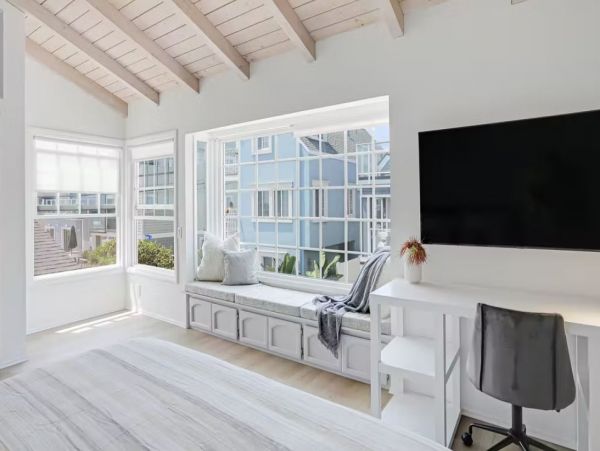 San Diego Three-Level Vacation Home Close to Beach Sleeps 7