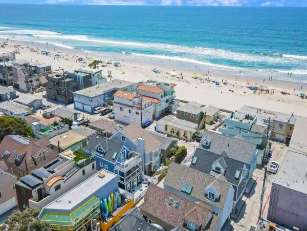 San Diego Three-Level Vacation Home Close to Beach Sleeps 7