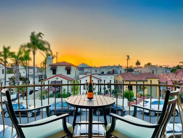 Long Beach Vacation Home Sleeps 8 Guests Walk To Beach