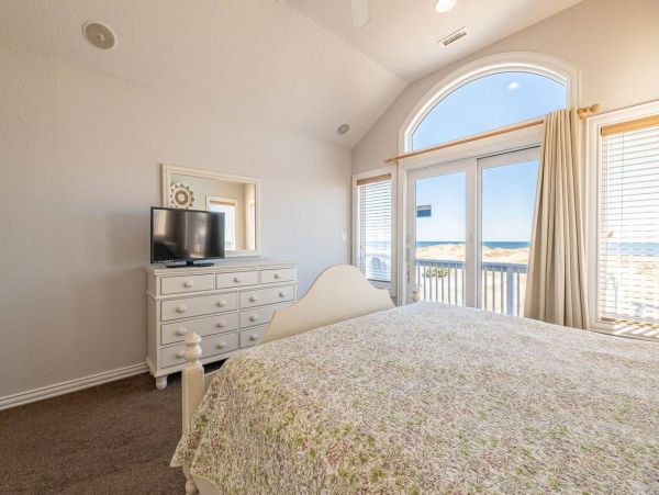 Secluded Oceanfront Luxury Retreat with Stunning Views in the Outer Banks