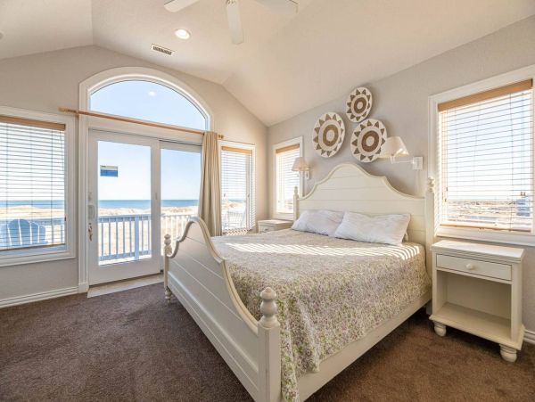 Secluded Oceanfront Luxury Retreat with Stunning Views in the Outer Banks