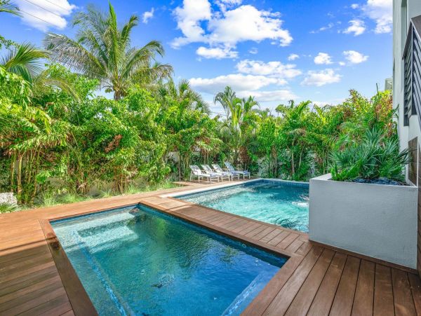 Lido Key Luxury Vacation Home 1 Block from Beach 12 Guests